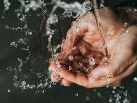Um cidadão utiliza água potável vinda de um projeto de saneamento